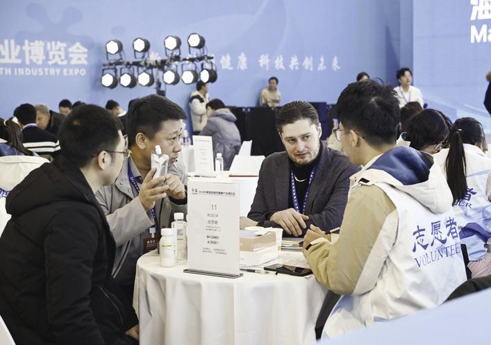 海外采购商贸易配对会，商家们现场交流。