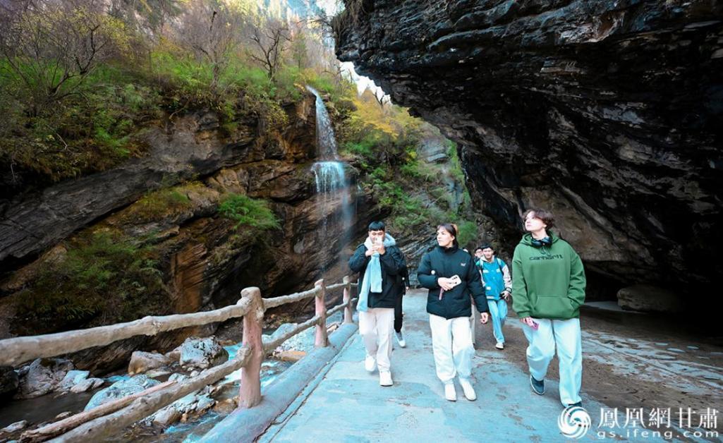 官鹅沟景区风景怡人，适合徒步旅行。