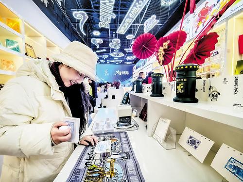 12月2日，游客在位于富龙滑雪场的滑雪邮局打卡。