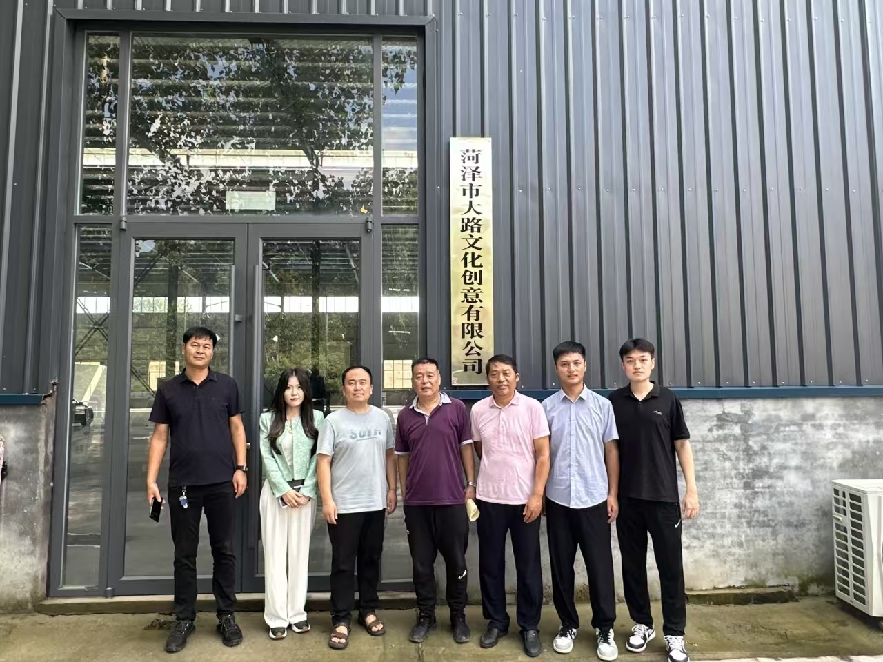 省派第一书记和工作队员们调研大路文化创意有限公司