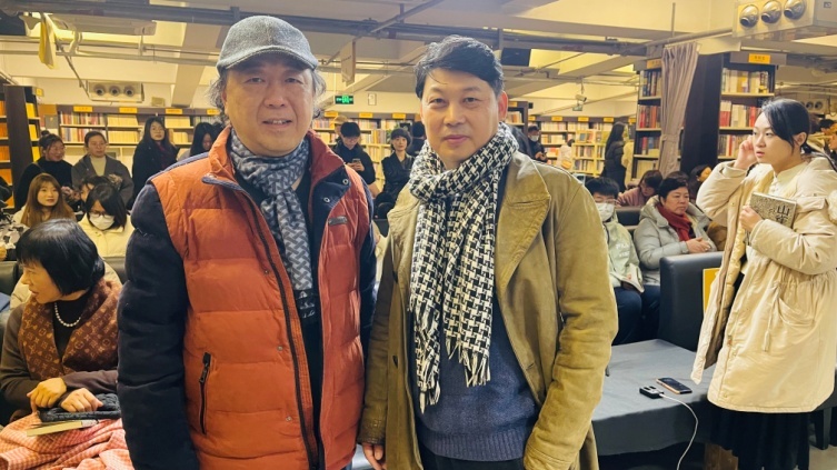 在南京与旅法作家申赋渔 (2022年摄)