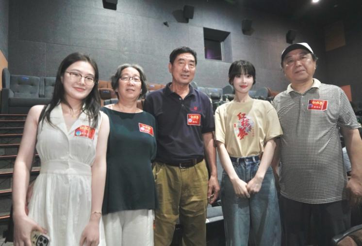 在北京与《红楼梦之金玉良缘》演员张淼怡(饰林黛玉)等 (2024年摄)