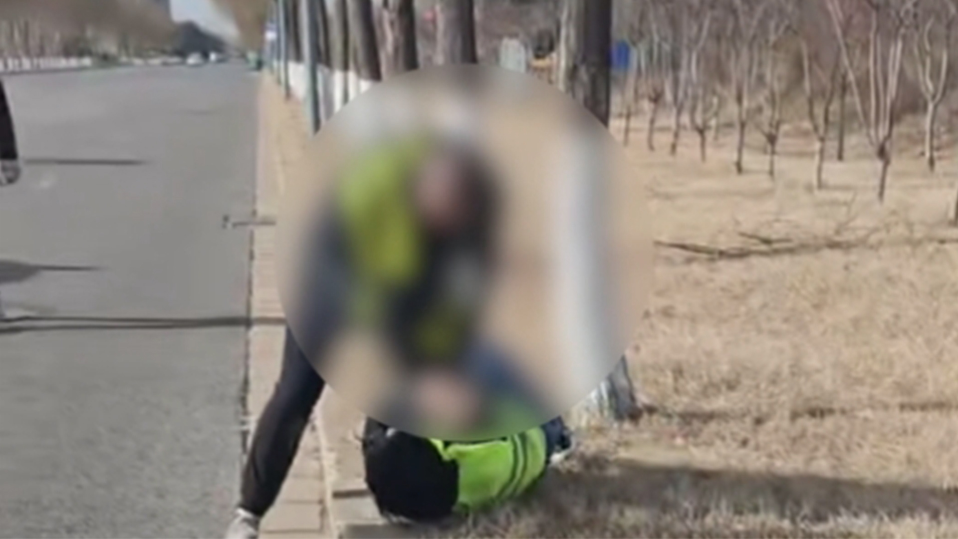 驾考安全员将学员按地上殴打？车管所回应：学员考试未通过引发冲突，已调解处理