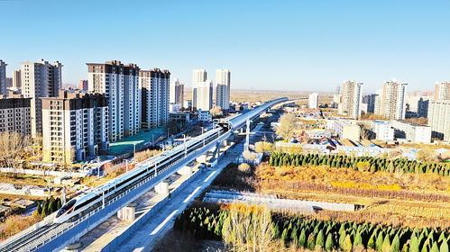12月3日，一辆列车运行在津兴城际铁路永清县境内。 庞趁友摄