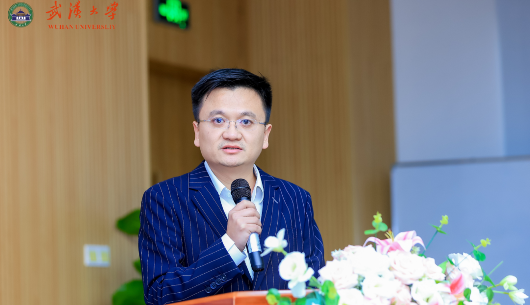 图为：深圳市武汉大学校友会低空经济委员会筹备工作组徐锐汇报筹备情况