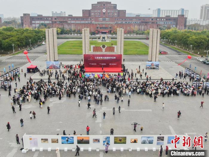 12月7日,江西省第26届摄影作品展览在南昌开幕。刘力鑫 摄