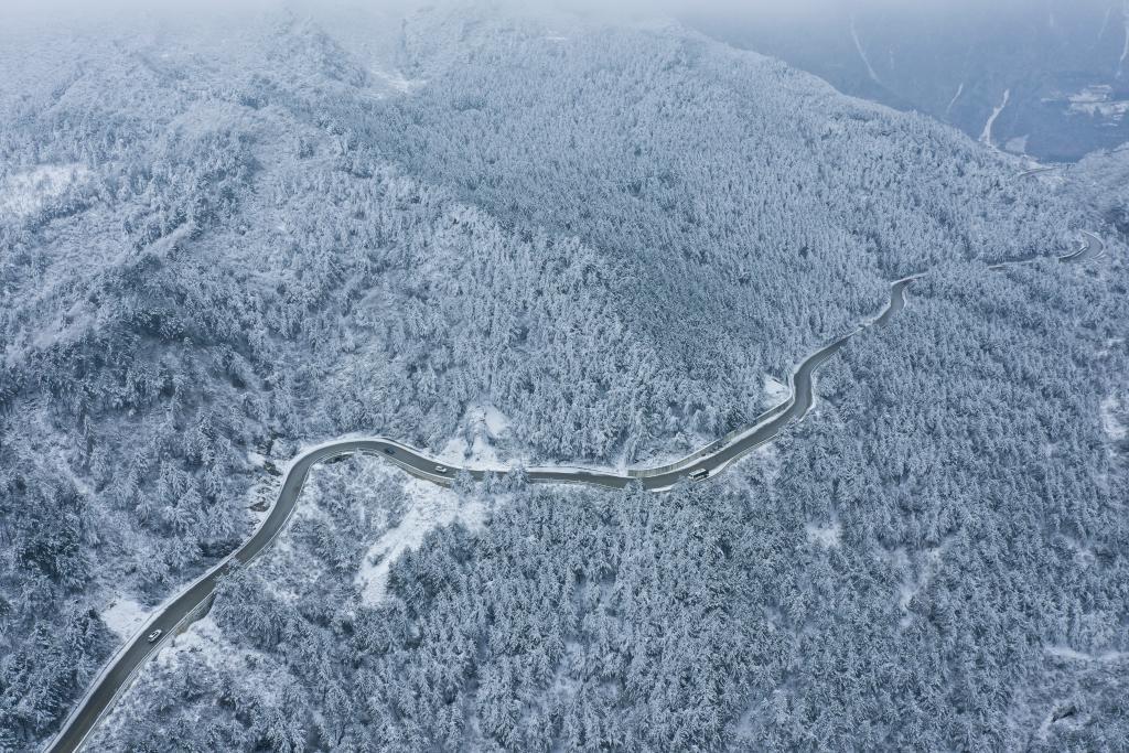 这是高楼山路段雪天一景（无人机照片）（李董　摄）