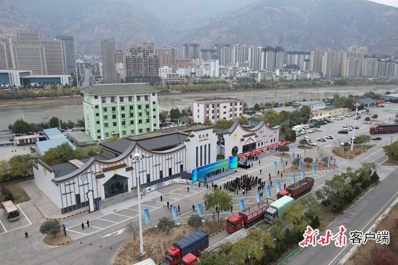 “陇上江南·金橄榄”武都主题服务区投运　摄影：刘天骄