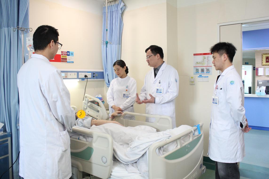 术后何政主任带领医护团队查房