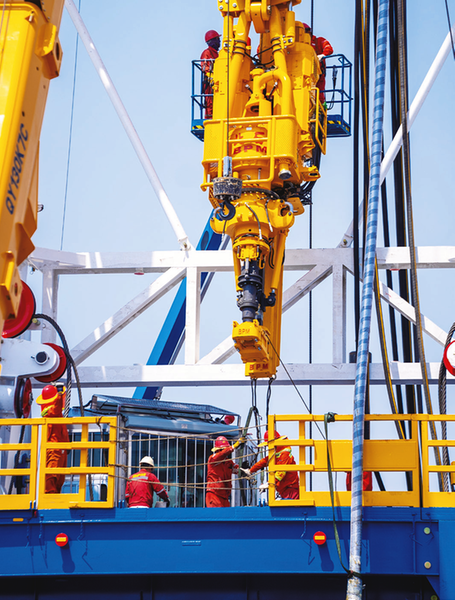 宝石机械员工组装试验钻机