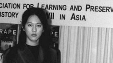 为了寻求心中真相，张纯如飞抵南京，采访南京大屠杀幸存者