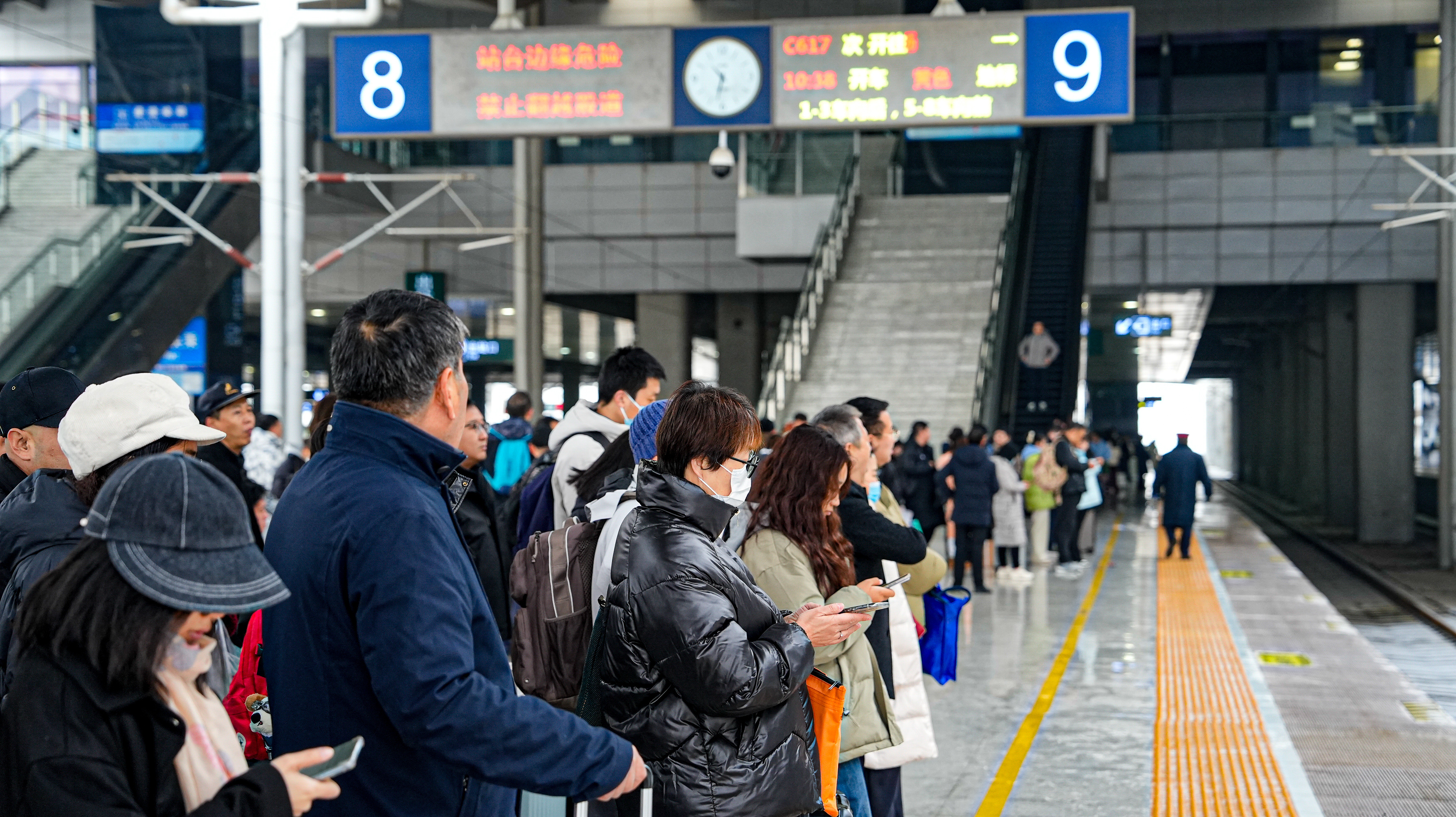 旅客在兰州西站站台等待列车　通讯员　张博行　摄