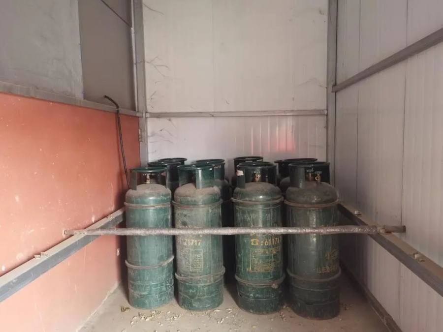 某企业液化气瓶储存间设置的可燃气体警报装置不具备声光报警功能。