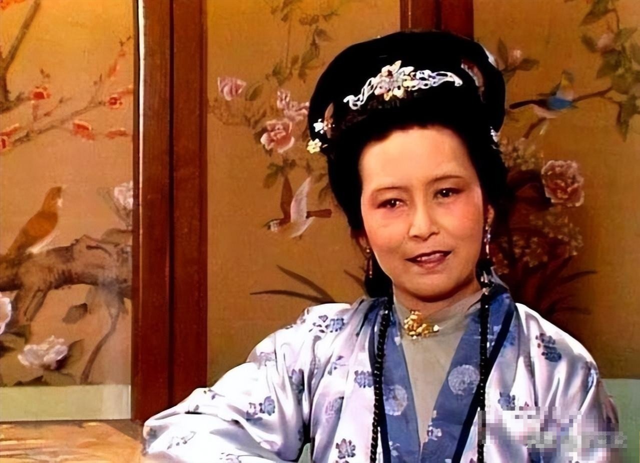 身为“老戏骨”却定居日本，64岁风韵犹存，儿子母语是“日语”