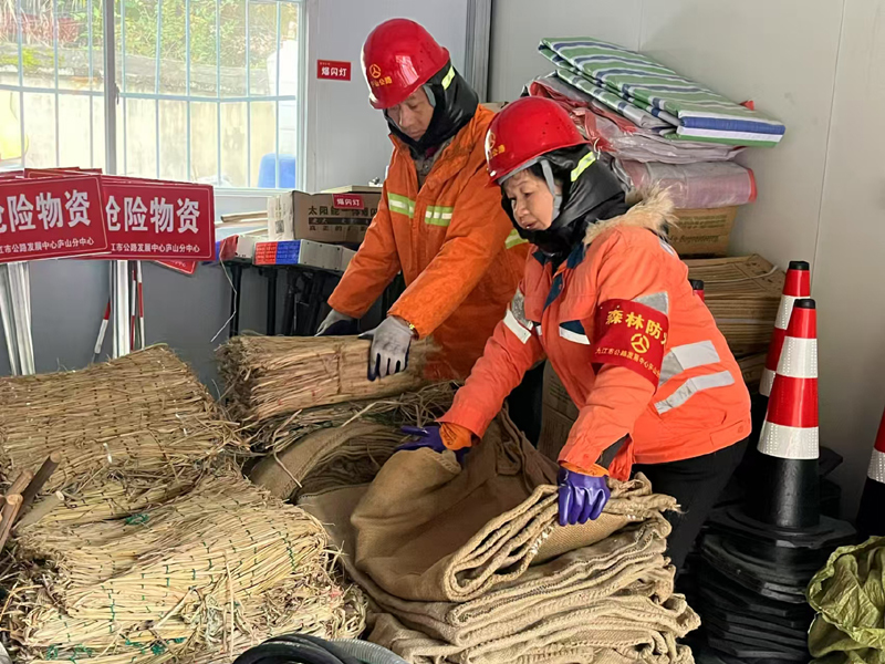庐山迎来入冬首场降雪 公路部门全力保畅迎接各方游客