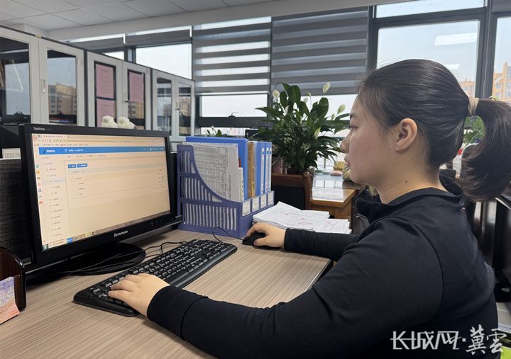 邢台市人社局工作人员正在通过邢台市人力资源考试中心服务平台对考生信息进行导入。通讯员 靳宗阳 供图