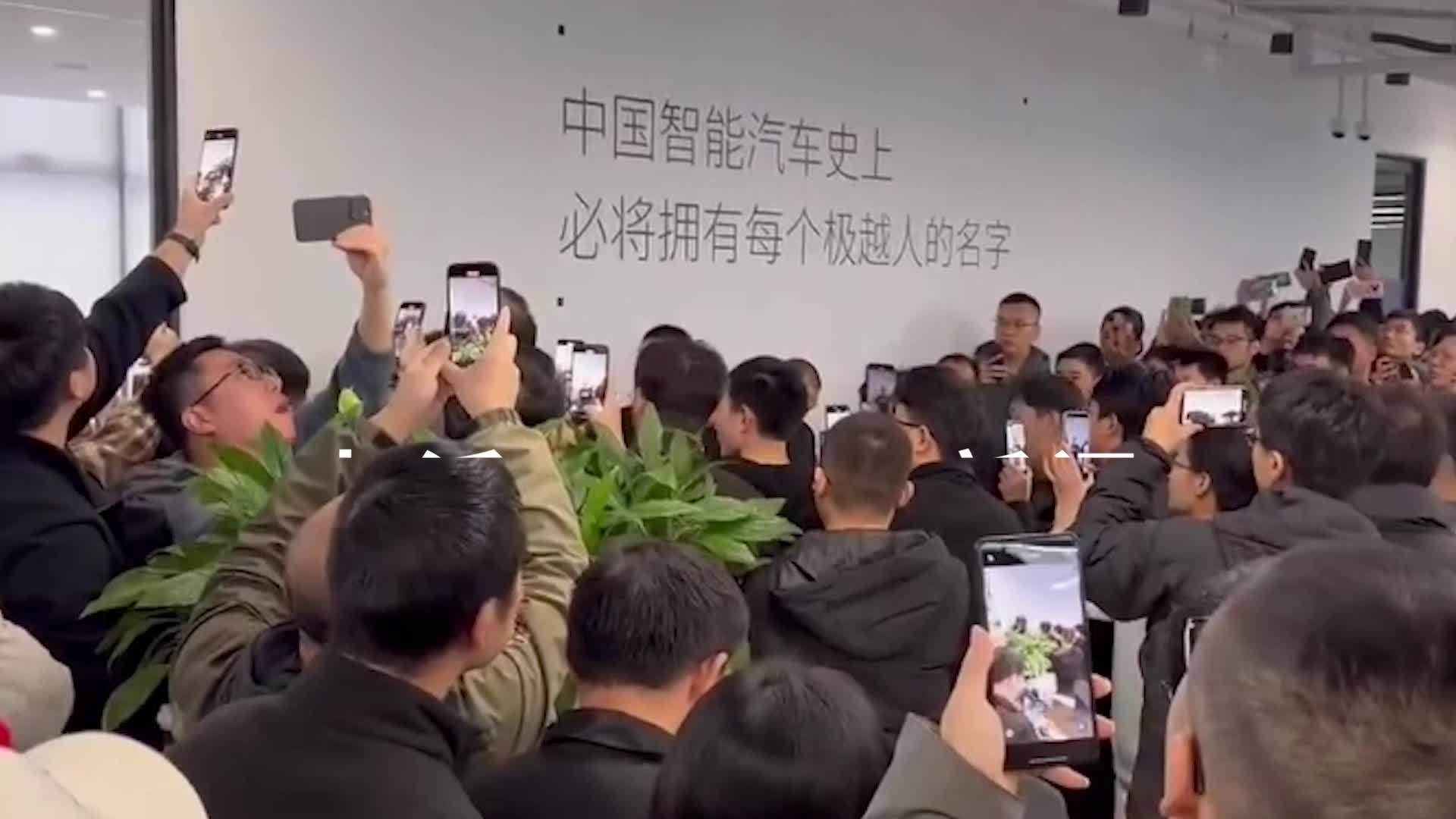 垫资3700万极越供应商发声：垫款大多是找银行和亲戚朋友借的，每天的利息很多