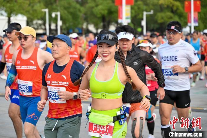 2024广州马拉松赛鸣枪开跑