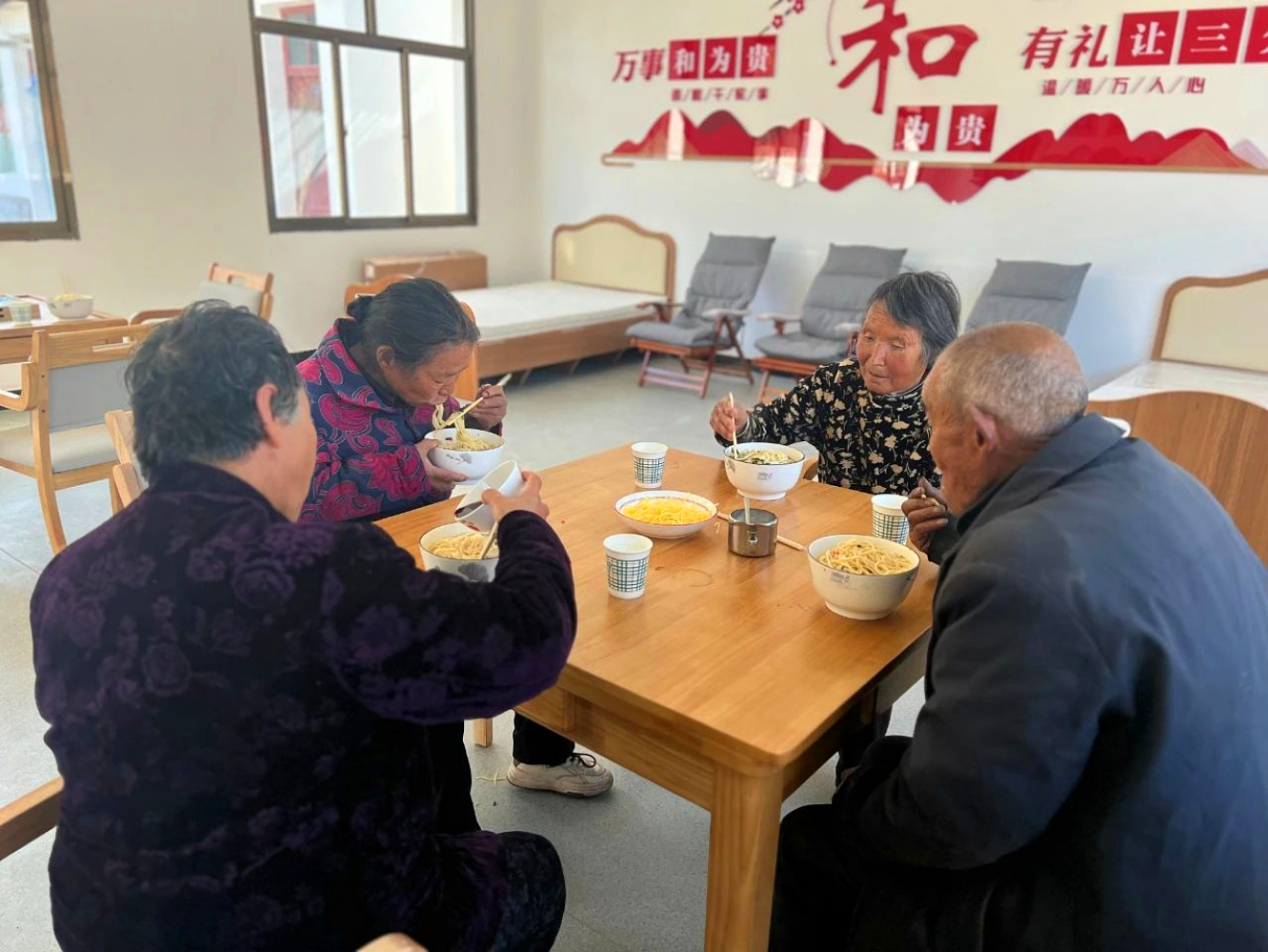 华亭建起互助幸福院　让银发族不再“饭”难
