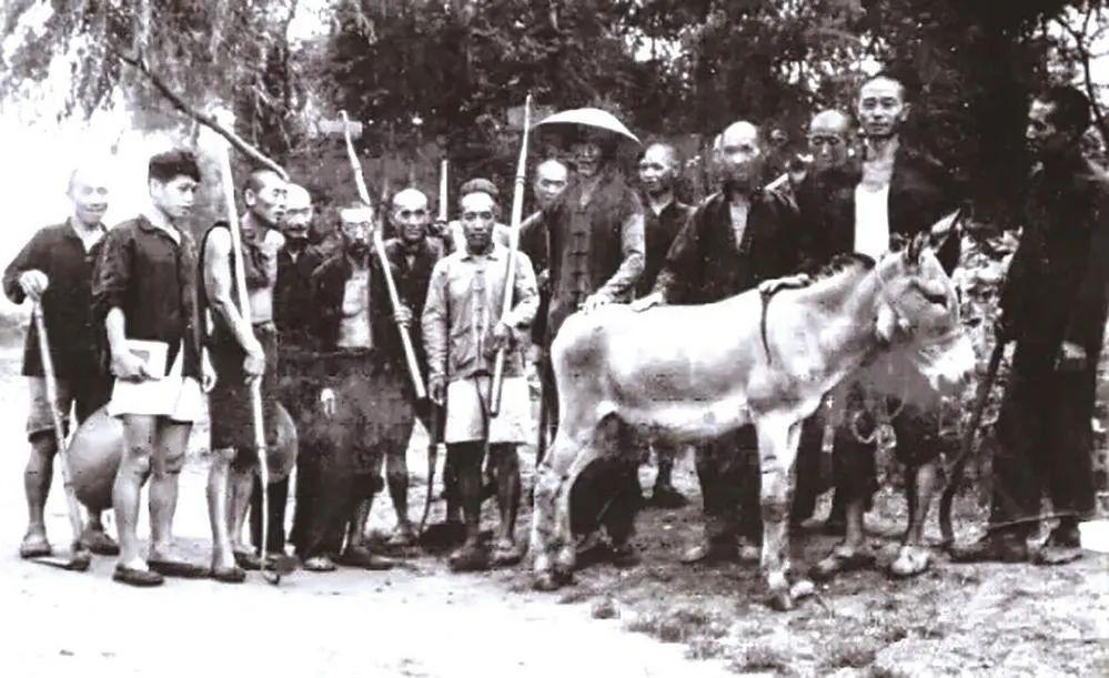 1952年，西铺村23 户农户成立“穷棒子社”。资料片