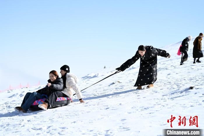 12月9日，民众在滑雪场滑雪。中新社记者　九美旦增　摄