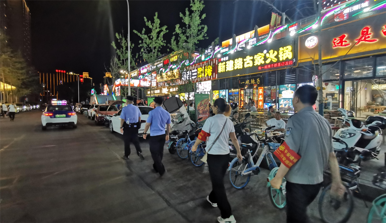 组织红袖章巡逻队开展夜间巡查