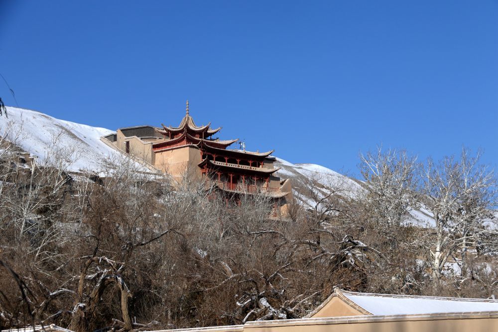 这是2024年12月12日拍摄的敦煌市莫高窟雪景