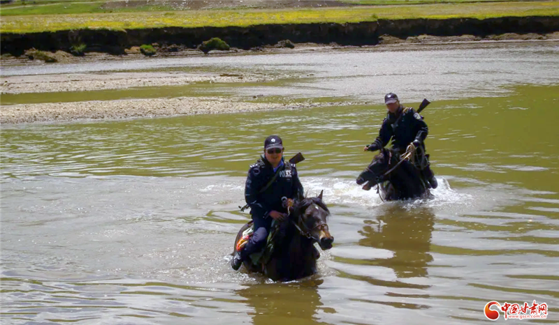 海拔3600米的马背骑警队20载护草原　成牧民最亲近的人