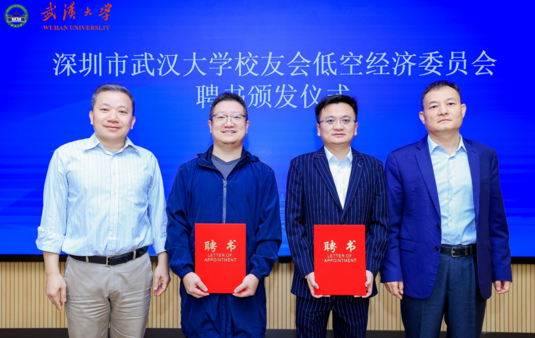 图为：联席主席张立品和陈永光为徐锐秘书长、武鹏常务副秘书长颁发任命书