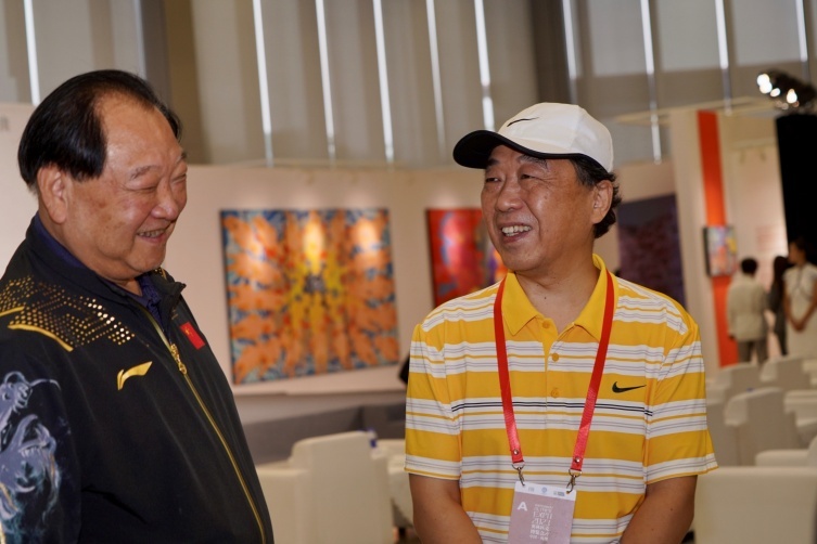 在杭州亚运会采访昔日奥运冠军许海峰 (2023年摄)