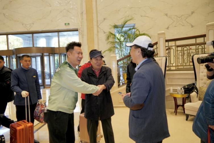 在南京采访演员王伍福、郭广平 (2023年摄)