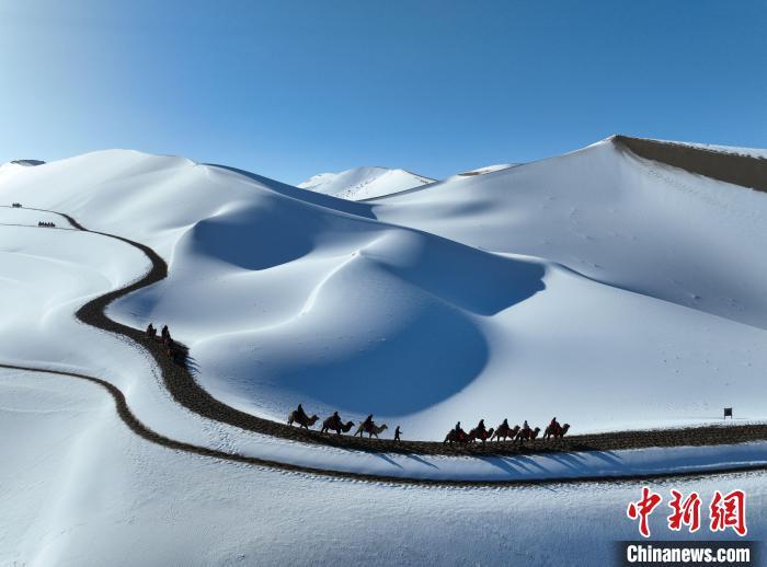 2023年11月，甘肃敦煌市鸣沙山月牙泉景区雪景如画。（资料图）张晓亮　摄