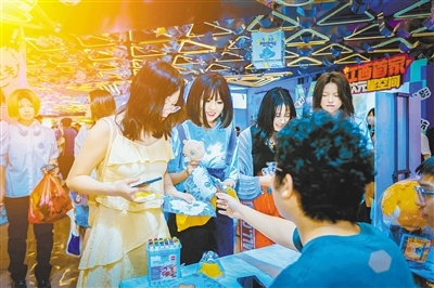 “二次元”商品吸引眾多年輕人前來消費
