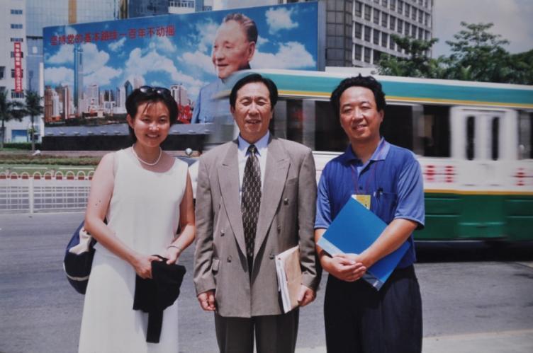 在深圳采访央视副台长于广华(中)、导演杨阳 (1999年摄)