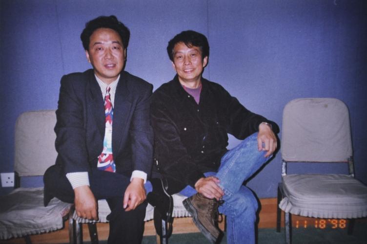 在青岛采访导演黄建新 (1998年摄)