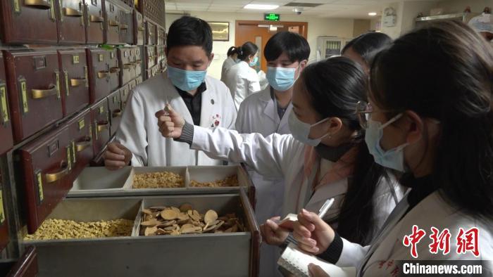 2024年1月29日,甘肃兰州,泰国青年中医医师在甘肃中医药大学附属医院学习中医药知识。(资料图)田鹏鹤 摄