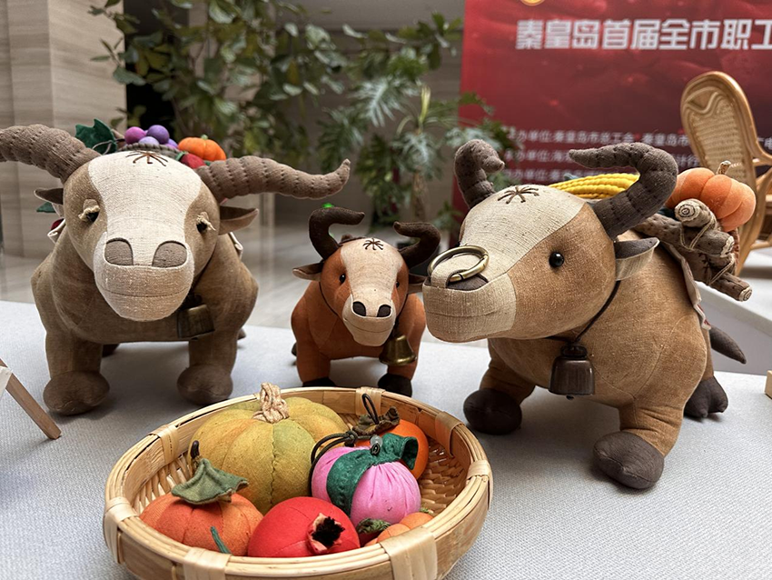 秦皇岛首届全市职工文创设计大赛作品展在秦皇岛博物馆展出