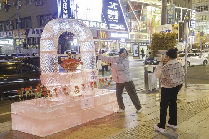 桂林路商圈新近完工的18处主题冰雕冰灯，吸引了众多市民前来观赏、拍照。张扬 摄