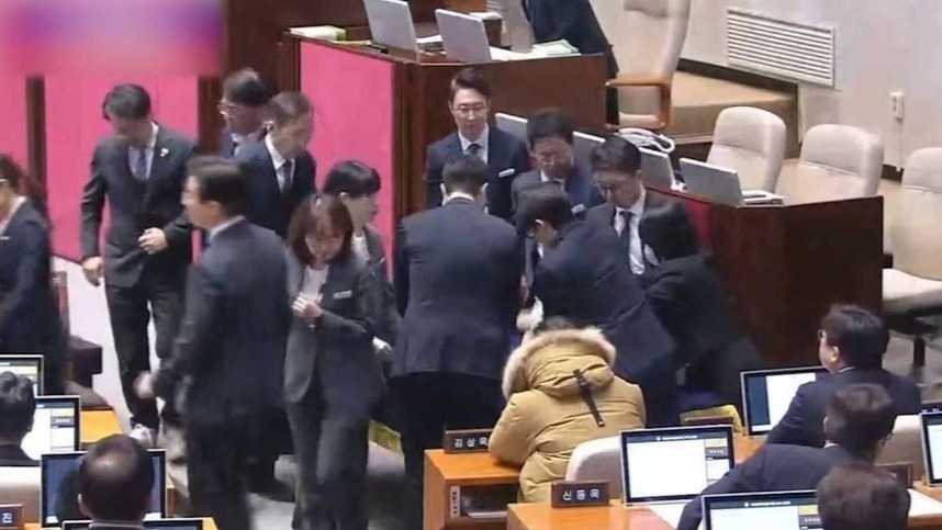 韩国国会通过尹锡悦总统弹劾案：总统职务立即停止，现场有人欢呼