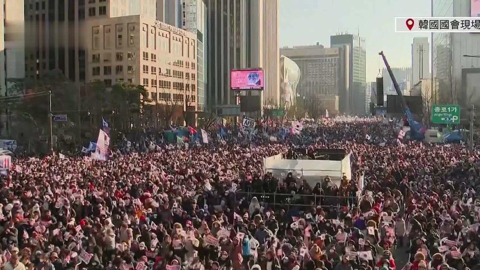 大批韩国民众在国会前举行集会示威