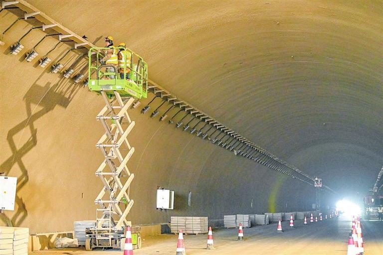 隧道照明灯安装工作正加速推进