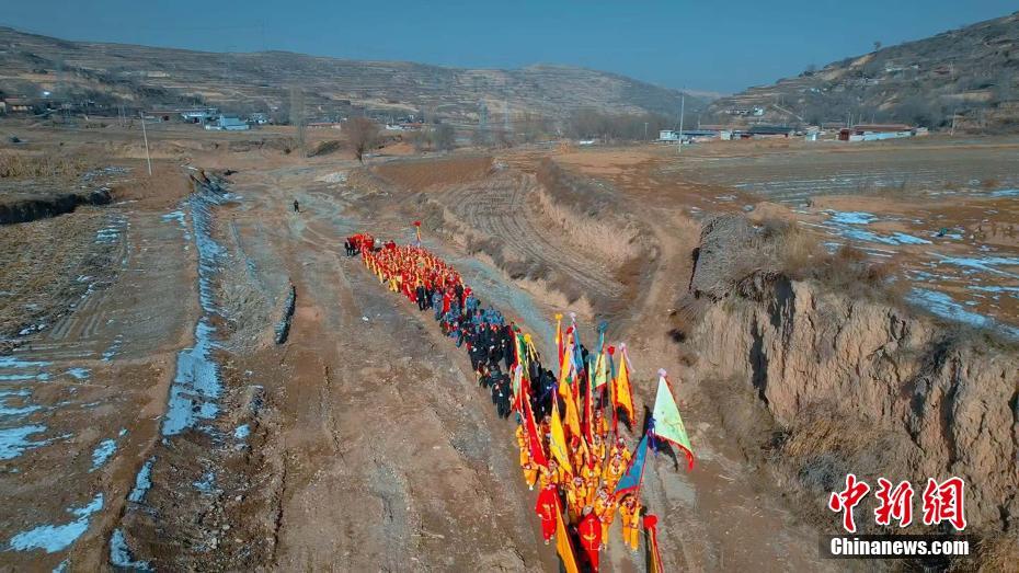 在排练近两个月后，社火表演将在年关时节里走街串巷，把欢乐和祝福传递到榆中县的每一个角落，迎接新年。张文　摄