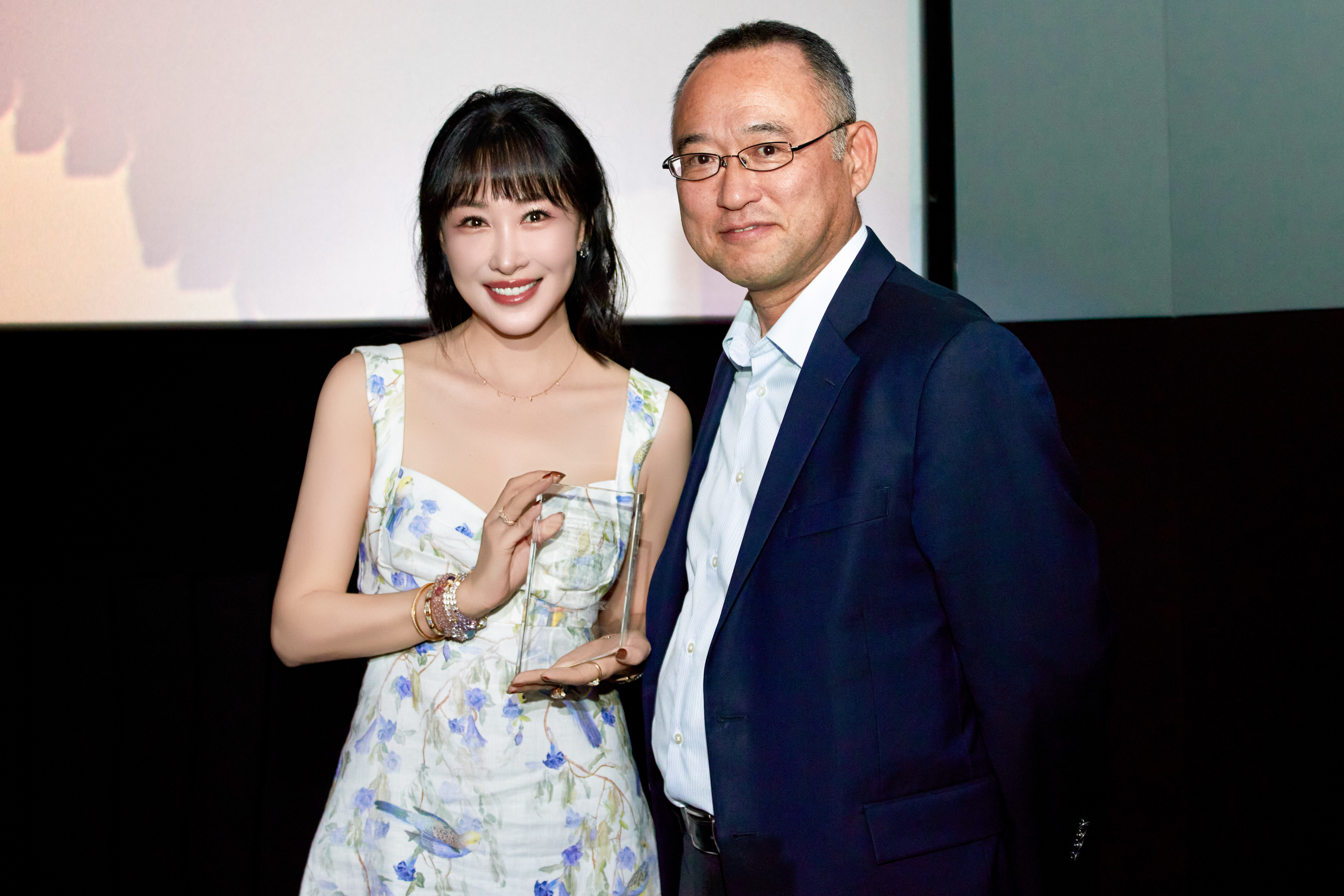 陈祉希与颁奖嘉宾合影