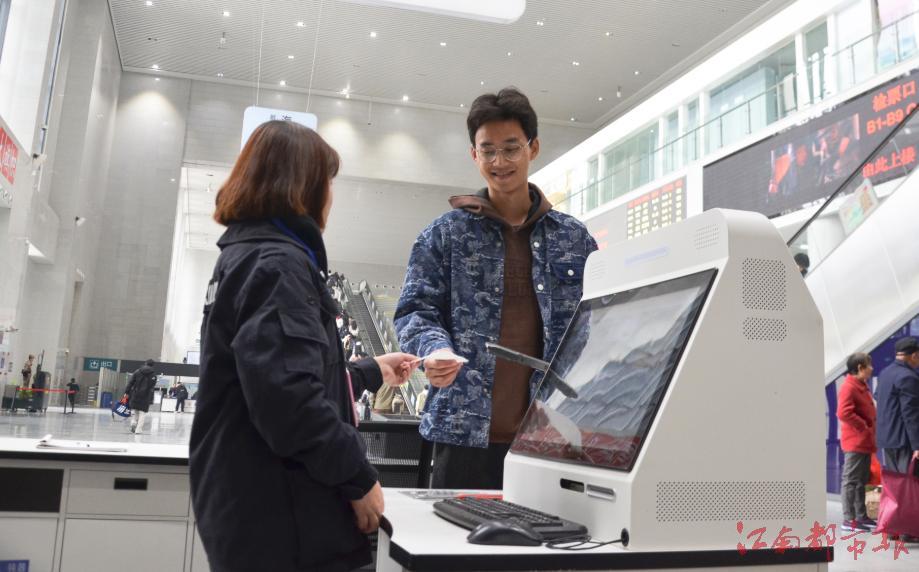 ▲ 南昌站智能安检系统电子化登记旅客禁限品,电脑打印出“禁限物品信息单”。