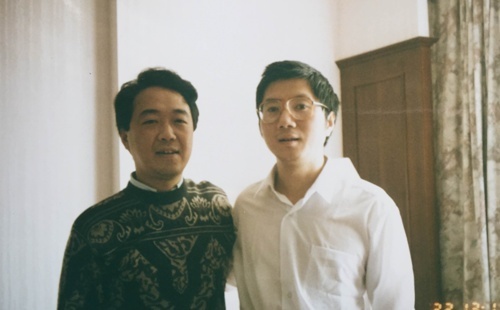 在中国棋院采访国际象棋国手徐俊 (1994年摄)