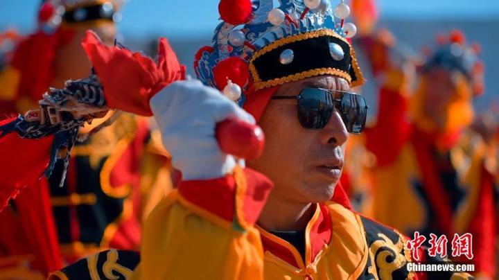 图为社火演员表演