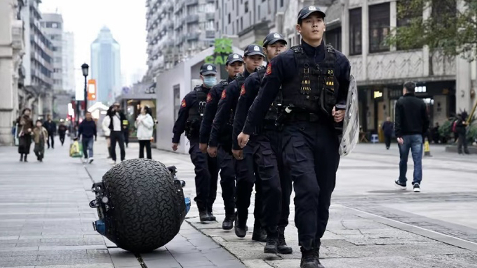 回头率超高！特警带球形机器人一起巡逻，水陆两栖，时速最快可达35km