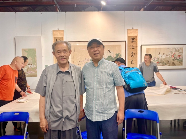 在南京采访南京博物院原院长徐湖平 (2023年摄)