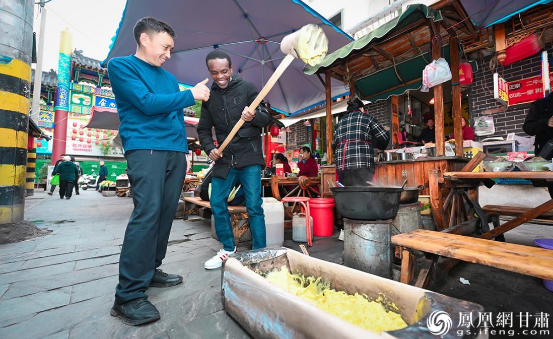 凰家体验官感受砸洋芋搅团的乐趣