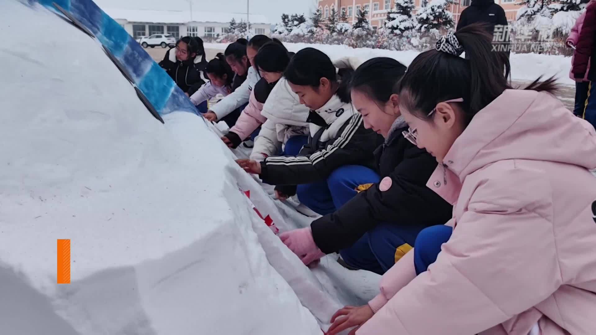 校园雪雕迎亚冬